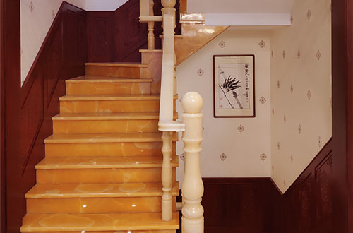 华南热作学院中式别墅室内汉白玉石楼梯的定制安装装饰效果